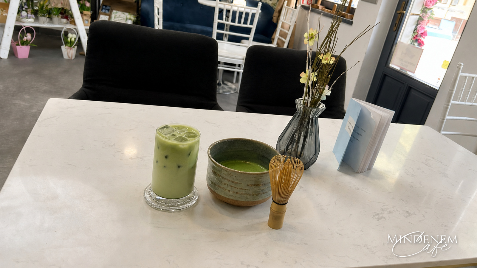 Matcha italok az Öreghegyi kávézó pultján, krémes zöld latte és jeges változatok